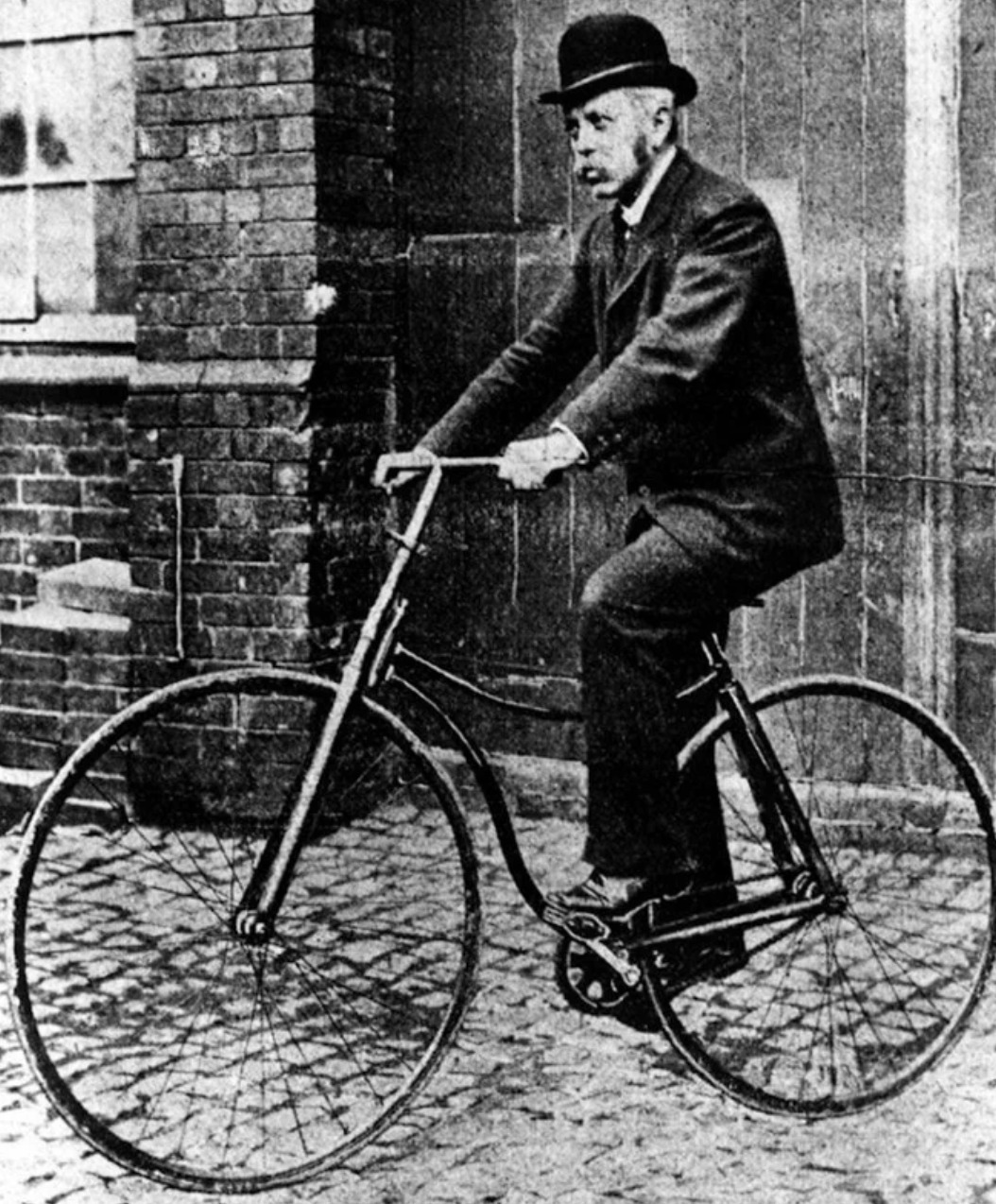 Джон первый в мире. Джон Кемп Старли велосипед. Велосипед Джона Кемпа 1885. Джон Старли и велосипед.